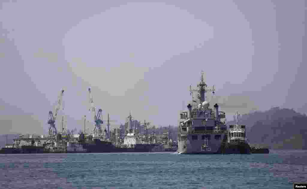 Tàu Hải quân Ấn Độ INS Kesari tham gia hoạt động tìm kiếm cứu hộ chiếc máy bay Malaysia bị mất tích.