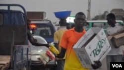 Wani mai tallar kaya a mahadar hanya da ake kira Life Junction, a Abuja, babban birnin Najeriya. Matasa da yawa sun dogara ne kan irin wadannan kananan ayyuka don samun abin sanyawa a bakin salati saboda rashin ayyukan yi a kasar