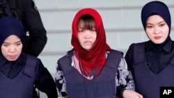 Vietnamese Doan Thi Huong, center, is escorted by police as she leaves Shah Alam High Court in Shah Alam, Malaysia, March 14, 2019. (AP Photo)