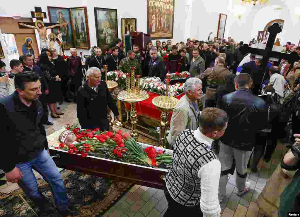 Dân Ukraine khiêng quan tài của một người bị thiệt mạng trong vụ nổ súng ở Slovyansk, ngày 22/4/2014.