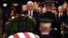 El vicepresidente de EE.UU., Mike Pence (centro) presenta sus respetos ante el ataúd del expresidente George H.W. Bush en el Capitolio de la nación durante una ceremonia fúnebre en Washington, D.C. Diciembre 3, de 2018.