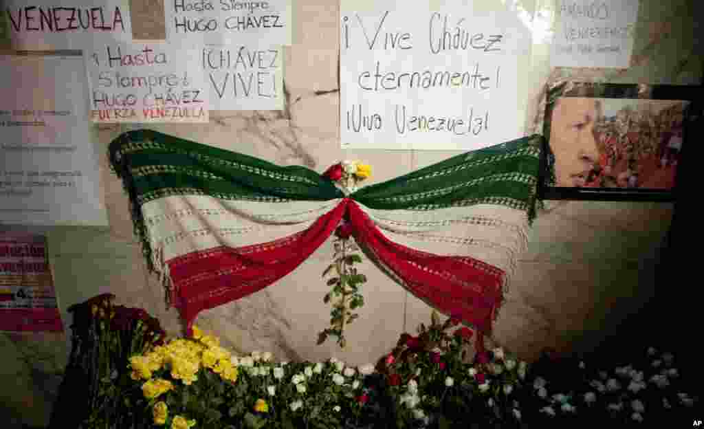 Một băng tang với các màu sắc của quốc kỳ Mexico bên cạnh hình ảnh của Tổng thống Venezuela Hugo Chavez phía trước Đại sứ quán Venezuela ở Mexico City, ngày 5/3/2013.
