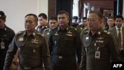 被泰国警官围在中间的玛纳斯中将到曼谷警察局向警察自首（2015年3月6日）
