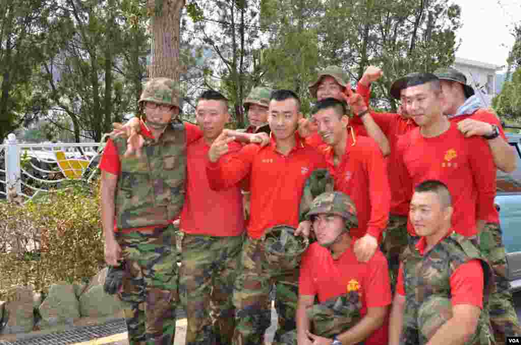 Thủy quân lục chiến Hàn Quốc đồn trú trên đảo Yeonpyeong chụp ảnh chung. (Photo: VOA / Steve Herman)