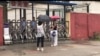 2019年6月28日，王全璋的妻子和儿子在山东临沂监狱会见室外面。（推特图片）