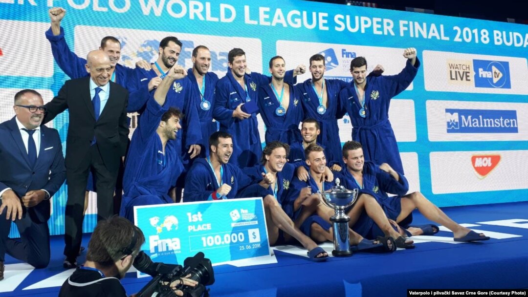 Vaterpolo reprezentacija Crne Gore posle pobede na završnom turniru Svetske lige u Budimpešti (Foto: Vaterpolo i plivački Savez Crne Gore - wpolo.me)