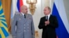 Ruski predsjednik Vladimir Putin, desno, plješće general pukovniku Sergeju Surovikinu tokom ceremonije dodjele nagrada vojnicima koji su se borili u Siriji, u Kremlju, u Moskvi, 28. decembra 2017.