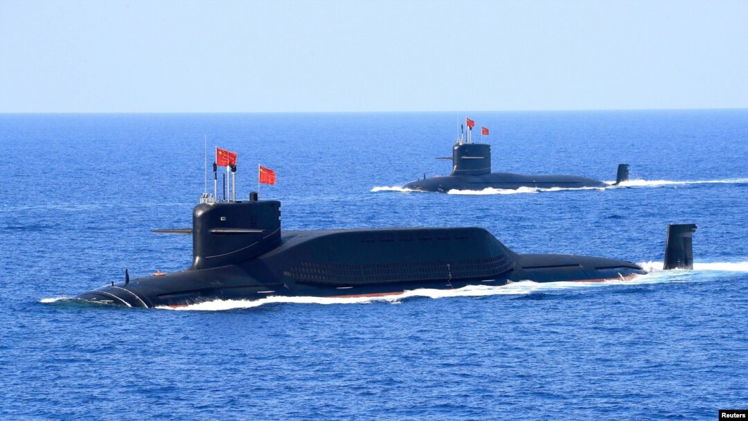 中國海軍一艘094A型晉級彈道導彈核潛艇在南中國海參加海軍檢閱。 (2018年4月12日)