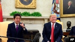 川普总统在白宫椭圆形办公室会晤安倍晋三首相。（2018年6月7日）