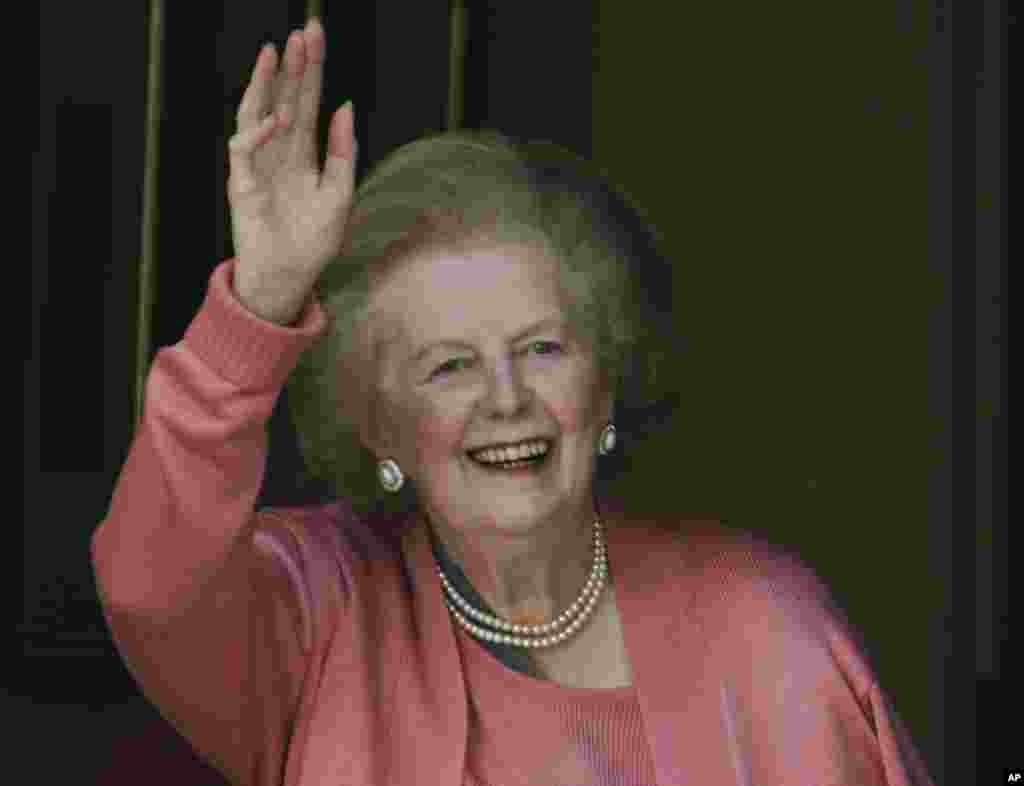 Thủ tướng Thatcher chào các nhà báo trước cửa nhà, sau khi từ bệnh viện ở London trở về nhà. 29/6/2009.