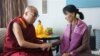 မြန်မာ့ ဒီမိုကရေစီခေါင်းဆောင် ဒေါ်အောင်ဆန်းစုကြည်နဲ့ တိဘက်ဘုန်းတော်ကြီး ဒလိုင်လားမား အင်္ဂလန်တွင် တွေ့ဆုံစဉ်။ (ဇွန် ၁၉၊ ၂၀၁၂။)