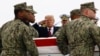 El presidente Trump saluda al paso del féretro que contiene los restos de Scott A. Wirtz, un civil y ex Navy Seal de San Louis, Missouri asesinado el 16 de enero de 2019 en un ataque suicida en Siria.