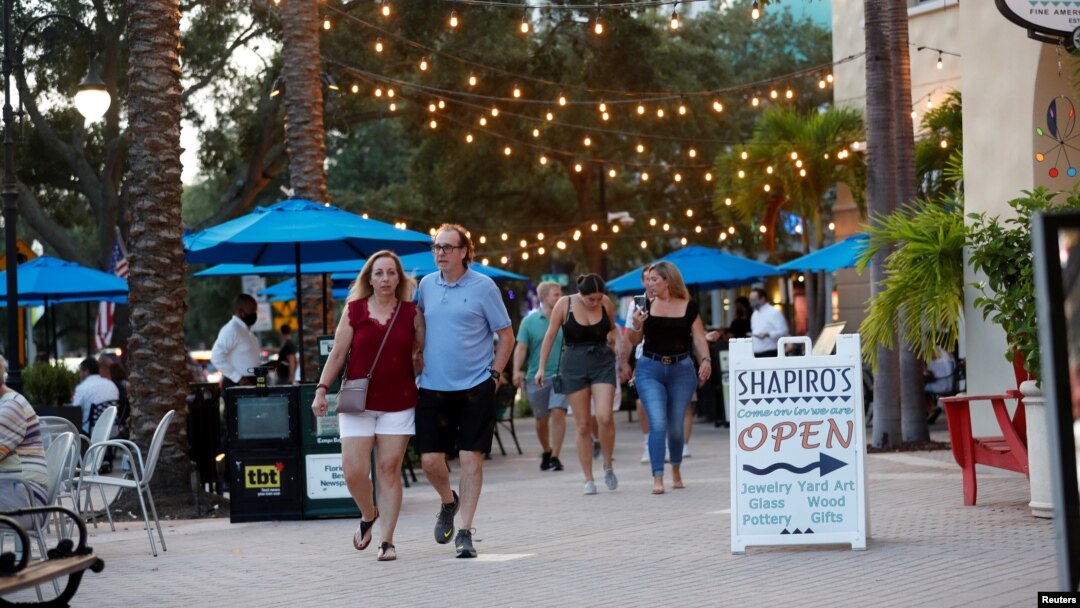 Arhiva - Ljudi šetaju bez maski po Bič drajvu, People walk without masks u Sent Piterzburgu, Florida, tokom pandemije koronavirusa, 6. avgusta 2021.
