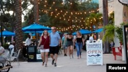 Arhiva - Ljudi šetaju bez maski po Bič drajvu, People walk without masks u Sent Piterzburgu, Florida, tokom pandemije koronavirusa, 6. avgusta 2021.