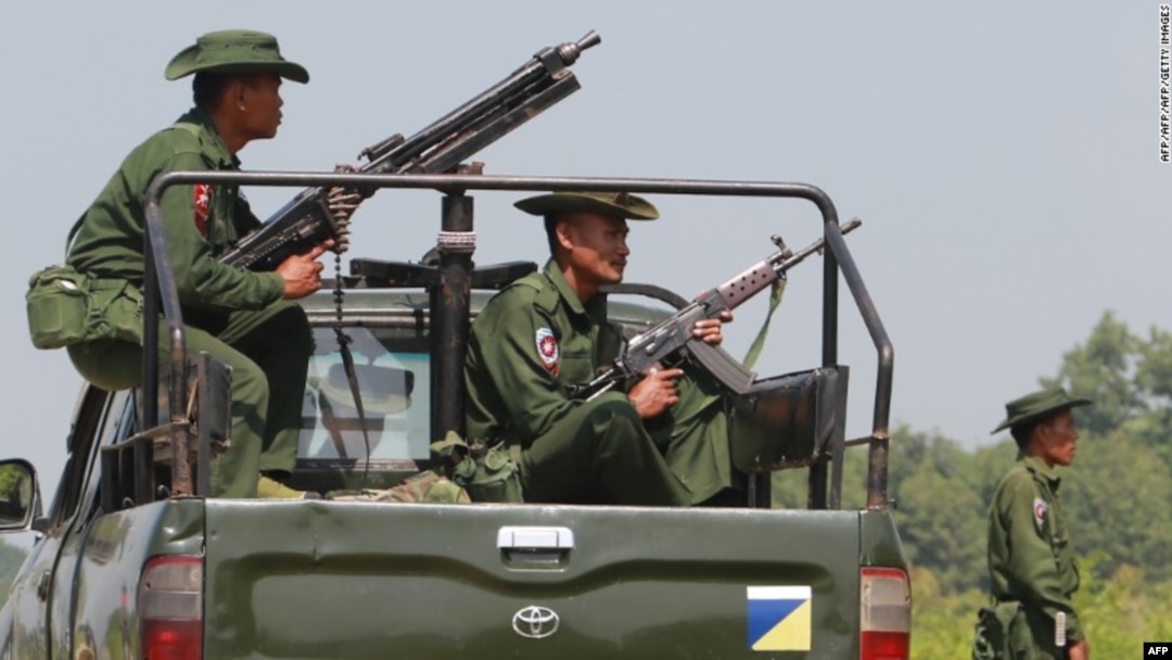 ရခိုင်ပြည်နယ်ရှိ ရွာတရွာမှာ လုံခြုံရေးယူထားတဲ့ မြန်မာစစ်တပ်။ (ဧပြီ ၁၇၊ ၂၀၁၉)