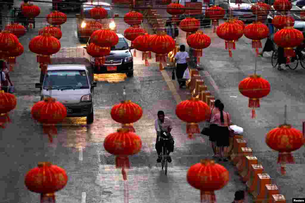 缅甸仰光街头装点着中国红灯（2017年1月25日）