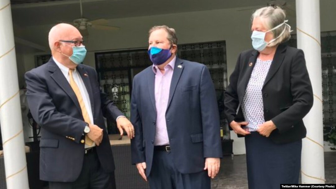 Ntoma ya Amerika na Kinshasa Mike Hammer "Nzita" (C) akutani na balakisi bilongi ya Industry Five na Kinshasa, RDC, 27 juillet 2020. (Twitter/Mke Hammer)