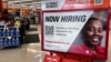 Un cartel de contratación se exhibe en una tienda minorista en Buffalo Grove, Illinois, el viernes 6 de septiembre de 2024. (ARCHIVO: AP)
