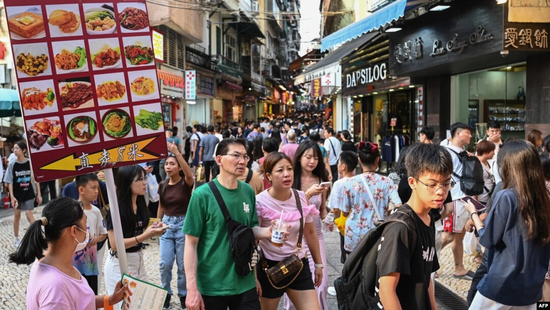 這張照片拍攝於2023年10月3日，顯示的是中國游客在10月初國慶黃金周期間前往澳門旅游。（法新社）