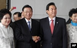 海基会董事长江丙坤和海协会会长陈云林握手