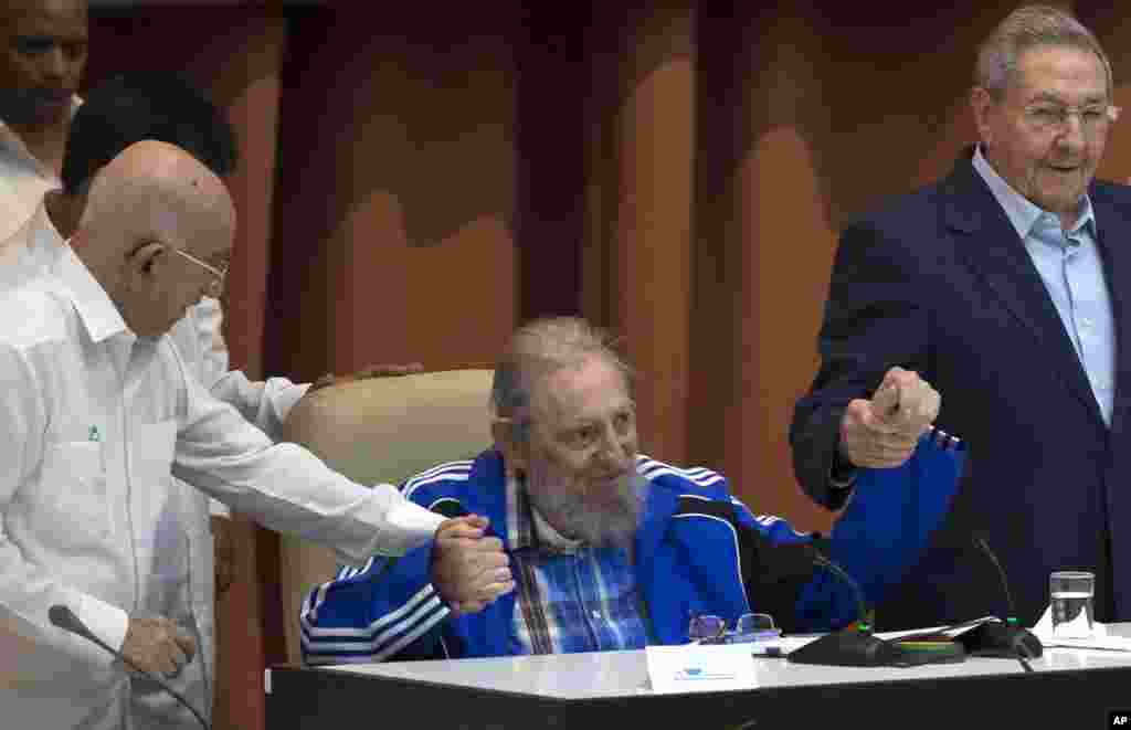 Cựu lãnh tụ Fidel Castro nắm tay em trai, Chủ tịch Cuba Raul Castro (phải) và Bí thư thứ hai của Ban Chấp hành Trung ương Đảng, Jose Ramon Machado Ventura, trong lễ bế mạc Đại hội Đảng Cộng sản Cuba lần thứ 7 ở Havana, Cuba, ngày 19 tháng 4 năm 2016. 