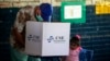 Un hombre emite su voto durante las elecciones generales, en un colegio electoral de Managua el 7 de noviembre de 2021.