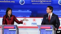 ARCHIVO - La exembajadora ante la ONU, Nikki Haley, y el gobernador de Florida, Ron DeSantis, participan en el segundo debate de primarias republicanas, el 27 de septiembre de 2023, en Simi Valley, California.