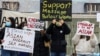 Arhiva - Ljudi drže transparente tokom protesta protiv mržnje usmerene protiv Azijaca, ispred gradske skupštine u Torontu, Ontario, Kanada 28. mart 2021.