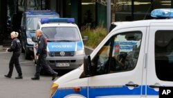 Los oficiales de policía caminan en el patio trasero de la sede del Deutsche Bank durante un operativo en Frankfurt, Alemania, el jueves 29 de noviembre de 2018. 
