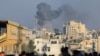 Una columna de humo se observa después de un ataque aéreo israelí en la Ciudad de Gaza el 7 de julio de 2024.