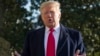 El presidente de EE.UU. Donald Trump, habla con periodistas en el jardín sur de la Casa Blanca mientras camina hacia el Marine One, el helicóptero que lo llevaría a Camp David, la residencia presidencial de descanso, en Maryland, para conversaciones sobre el cierre del gobierno.