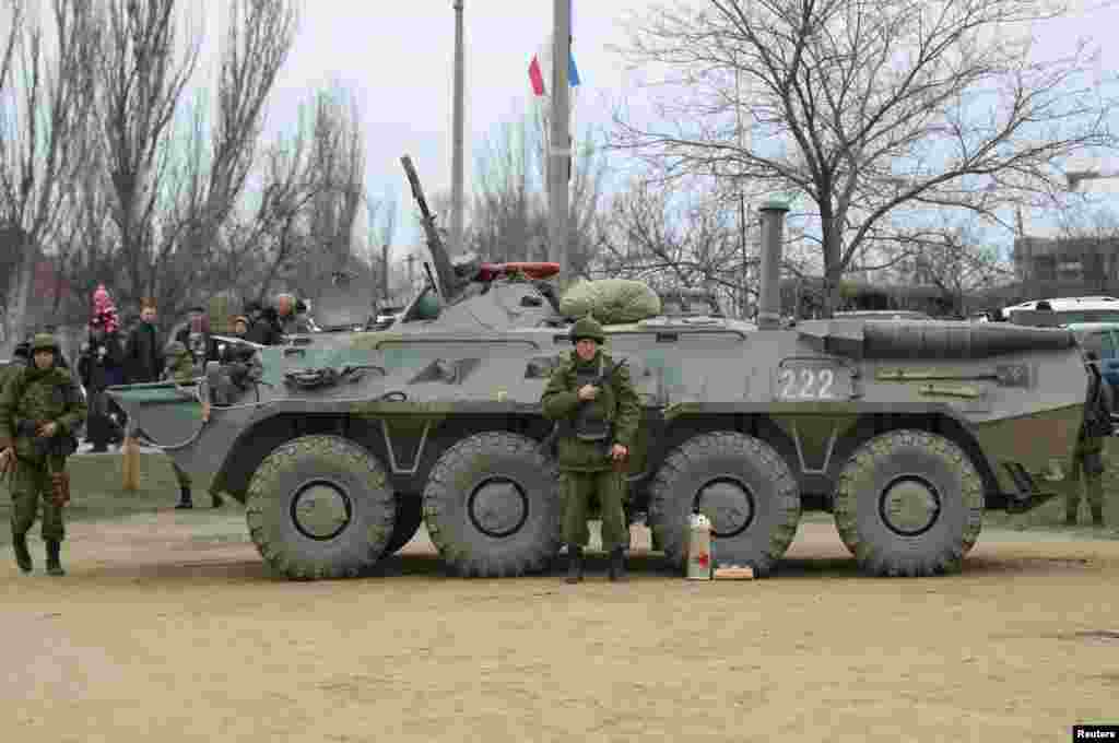 Binh sĩ đứng cạnh xe bọc thép chở quân APC tại thành phố cảng Feodosiya ở Crimea, Ukraina, ngày 2/3/2014.