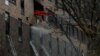 El personal de emergencia del Departamento de Bomberos de Nueva York responde al incendio de un edificio de apartamentos en el distrito del Bronx de la ciudad de Nueva York, EE. UU., el 9 de enero de 2022. 