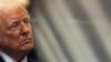 El presidente Donald Trump observa durante una conferencia de prensa en la Sala Roosevelt de la Casa Blanca, el 21 de enero de 2025, en Washington. AP