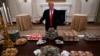 Trump agasajó con hamburguesas, papas fritas y pizza al equipo Clemson Tigers, campeón del fútbol americano universitario. 