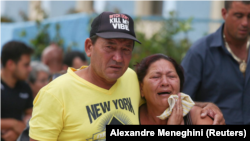 Familiares de víctimas del avión Boeing 737 que se estrelló después de despegar del aeropuerto principal de La Habana ayer, llegan a un hotel en La Habana, Cuba, el 19 de mayo de 2018. REUTERS / Alexandre Meneghini