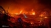 Un rescatista trabaja en el lugar de un ataque con misiles rusos, en medio del ataque de Rusia a Ucrania, en Mykolaiv, Ucrania, el 15 de octubre de 2024.