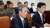 김관진 한국 국방부 장관이 30일 국회에서 열린 국방위원회 전체회의에서 의원의 질의에 답하고 있다.