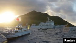 2013年7月1日在钓鱼岛（尖阁诸岛）水域，一艘中国海监船在日本海岸警卫队船只和日本渔船附近航行