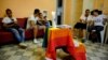 El Departamento de Estado señala que la protección de la libertad religiosa es una de las principales prioridades de la política exterior de la Administración Trump. En la foto, activistas de la comunidad LGBT participan en un chat antes de un servicio religioso en La Habana.