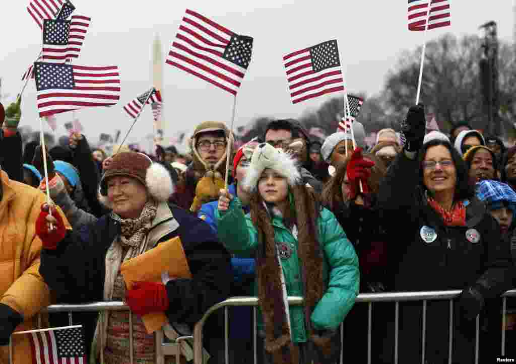 Dân chúng vẫy quốc kỳ Mỹ tại Quảng trường Quốc gia ở thủ đô Washington, ngày 21/1/2013.