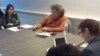 Pemerhati lingkungan hidup Wimar Witoelar (tengah) dalam forum diskusi mengenai "Kebakaran hutan di Indonesia" di Washington DC, hari Jumat 23/10 (foto: VOA). 