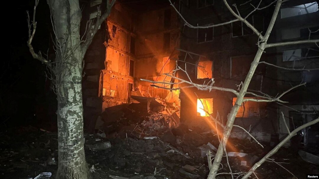 Stambena zgrada u plamenu nakon ruskog napada, na lokaciji naznačenoj kao Selidove, u regionu Donjecka, istočna Ukrajina, na fotografiji napravljenoj od video snimka, 14. februara 2024.