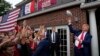El expresidente Donald Trump lanza una pelota de fútbol americano a la multitud durante una visita a Alpha Gamma Rho, en la Universidad Estatal de Iowa antes de un partido de fútbol americano universitario el 9 de septiembre de 2023, en Ames, Iowa. (Foto AP/Charlie Neibergall)