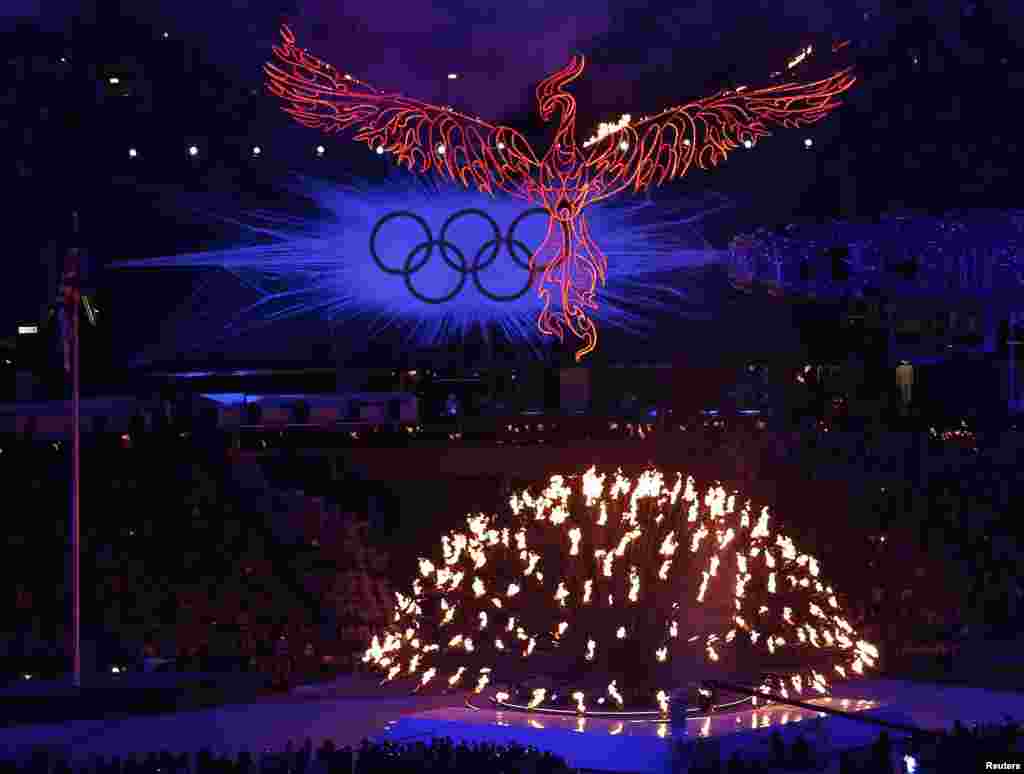 Chim phượng ho&agrave;ng lửa bay l&ecirc;n từ ngọn lửa Olympic trong lễ bế mạc Thế vận hội London 2012.