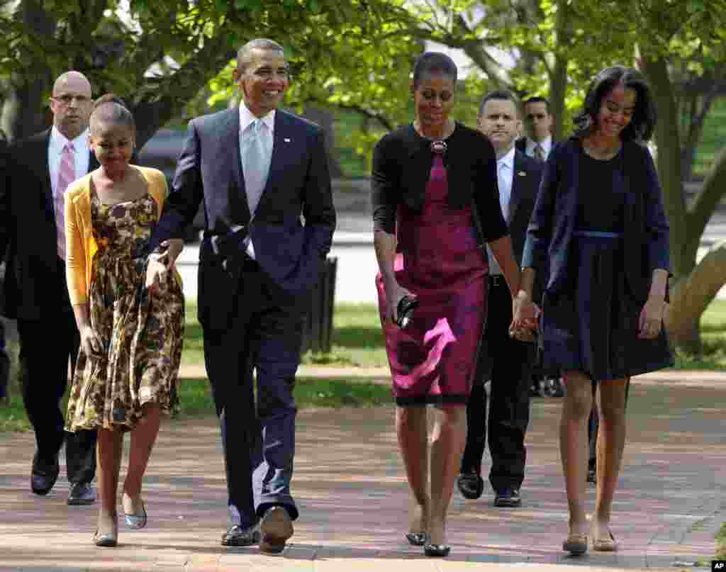 Tổng thống Obama, Đệ nhất phu nhân Michelle và 2 con gái Malia và Sasha đi bộ từ Tòa Bạch Ốc đến nhà thờ St. John trong dịp lễ Phục sinh, ngày 8/4/2012.