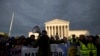 Manifestantes desfilan frente a la Corte Suprema de EE.UU. en defensa de los programas DACA y TPS el 10 de noviembre de 2019, en Washington, DC.