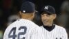 ARCHIVO - Ichiro Suzuki (derecha) celebra con su compañero Mariano Rivera (42) de los Yankees de Nueva York tras un juego contra los Azulejos de Toronto, el 21 de agosto de 2013, en Nueva York. (AP Foto/Frank Franklin II).
