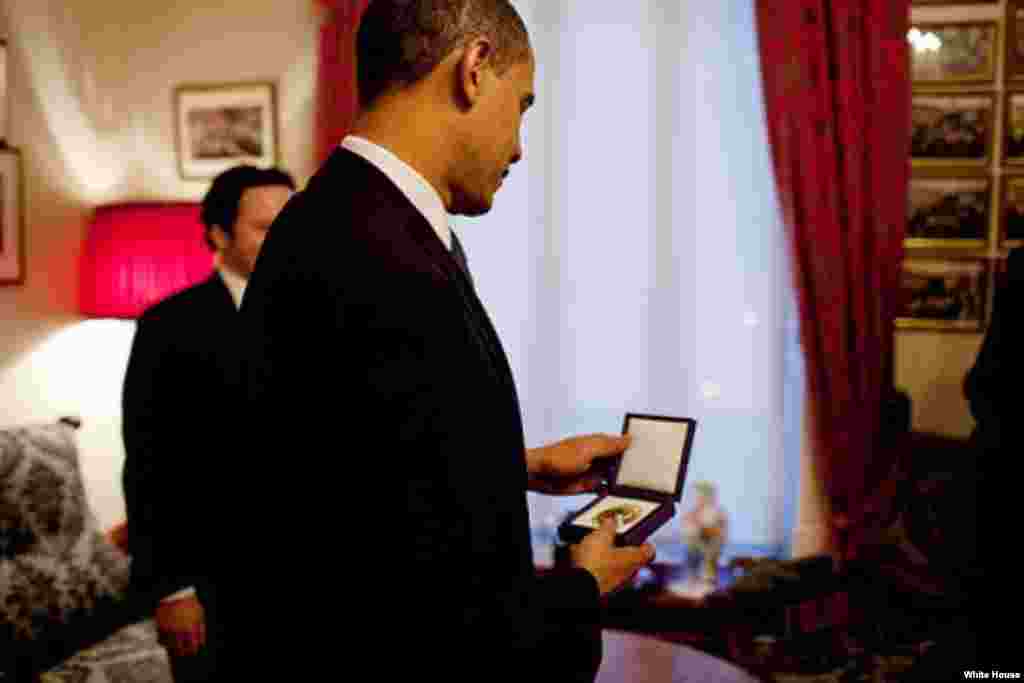Tổng thống Obama cầm huân chương giải Nobel Hòa Bình tại Viện Nobel ở Oslo, Na Uy, ngày 10/12/2009.