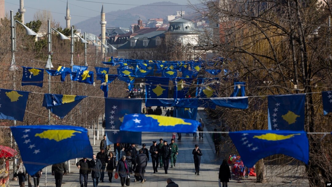 Ulice okićene zastavama povodom obeležavanja 12 godina od proglašenja nezavisnosti Kosova ( Foto: AP /Visar Kryeziu)